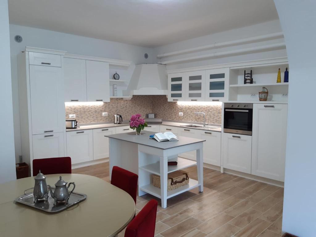 Big Apartment With Lake View And Two Bedrooms Sala Comacina Εξωτερικό φωτογραφία