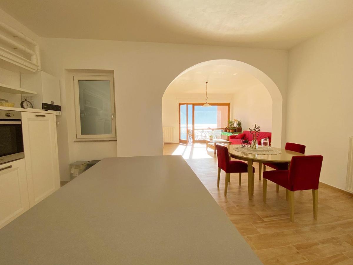 Big Apartment With Lake View And Two Bedrooms Sala Comacina Εξωτερικό φωτογραφία